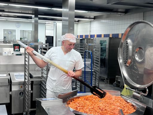 Mit vollem Einsatz – auch am großen Kochtopf.